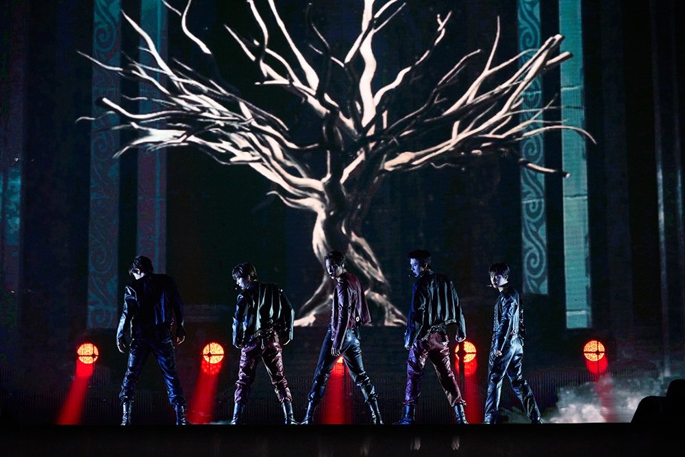 ราชาแห่งเค-ป็อป EXO (เอ็กซ์โซ) ครองบัลลังก์แห่งความสำเร็จ กับ SOLD OUT คอนเสิร์ตครั้งที่ 6 รวมพลังเป็นหนึ่งเดียวใน "EXO PLANET #6 - EXhOrizon in BANGKOK" พร้อมผู้ร่วมงานกว่า 22,000 คน